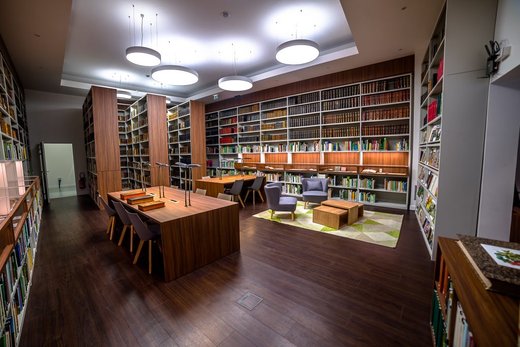 Salle de lecture de la bibliothèque de la SNHF